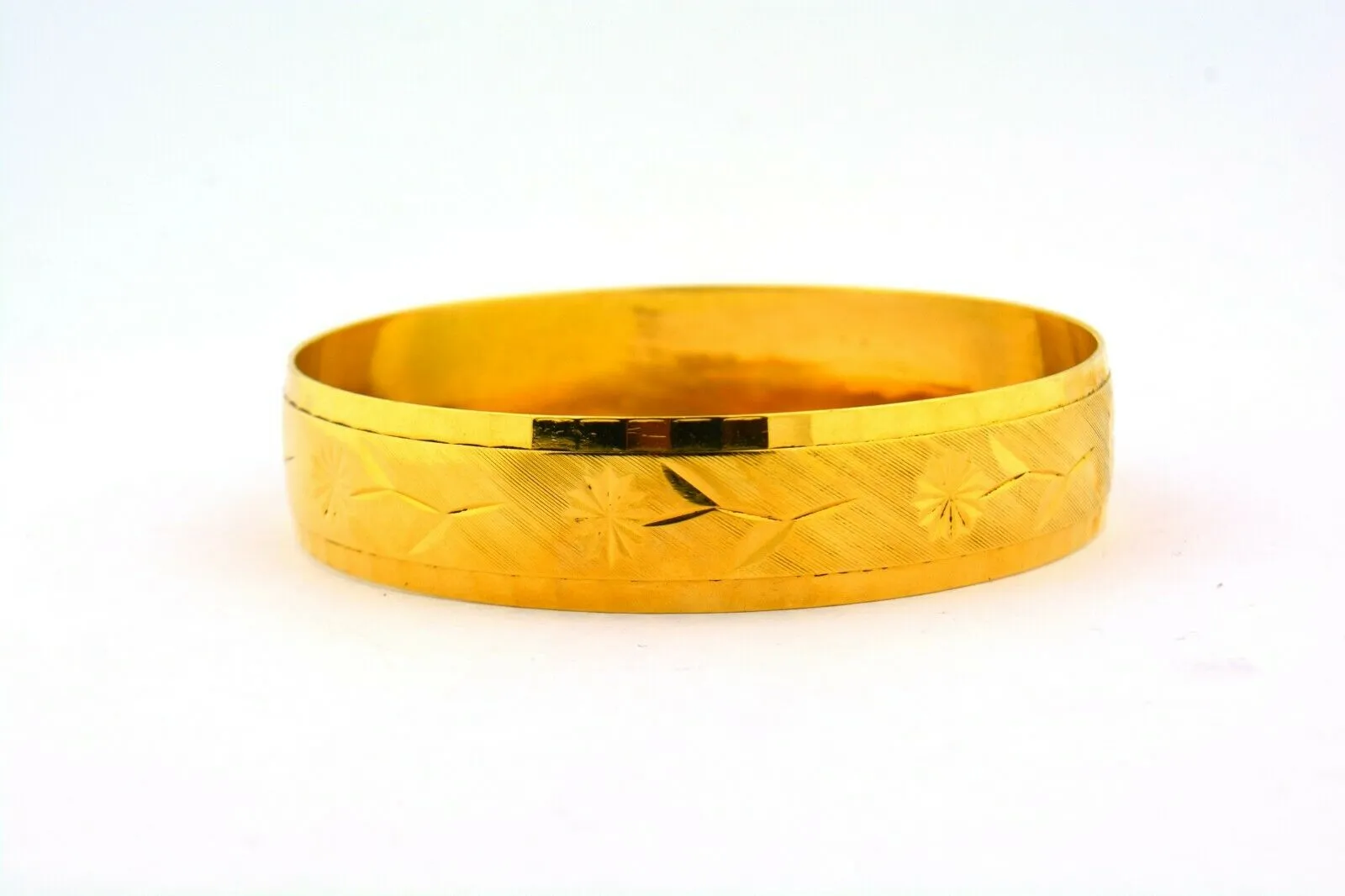 21 Karat Yellow Gold Flower Pattern Bangle Bracelet Solid 31.4g 15mm