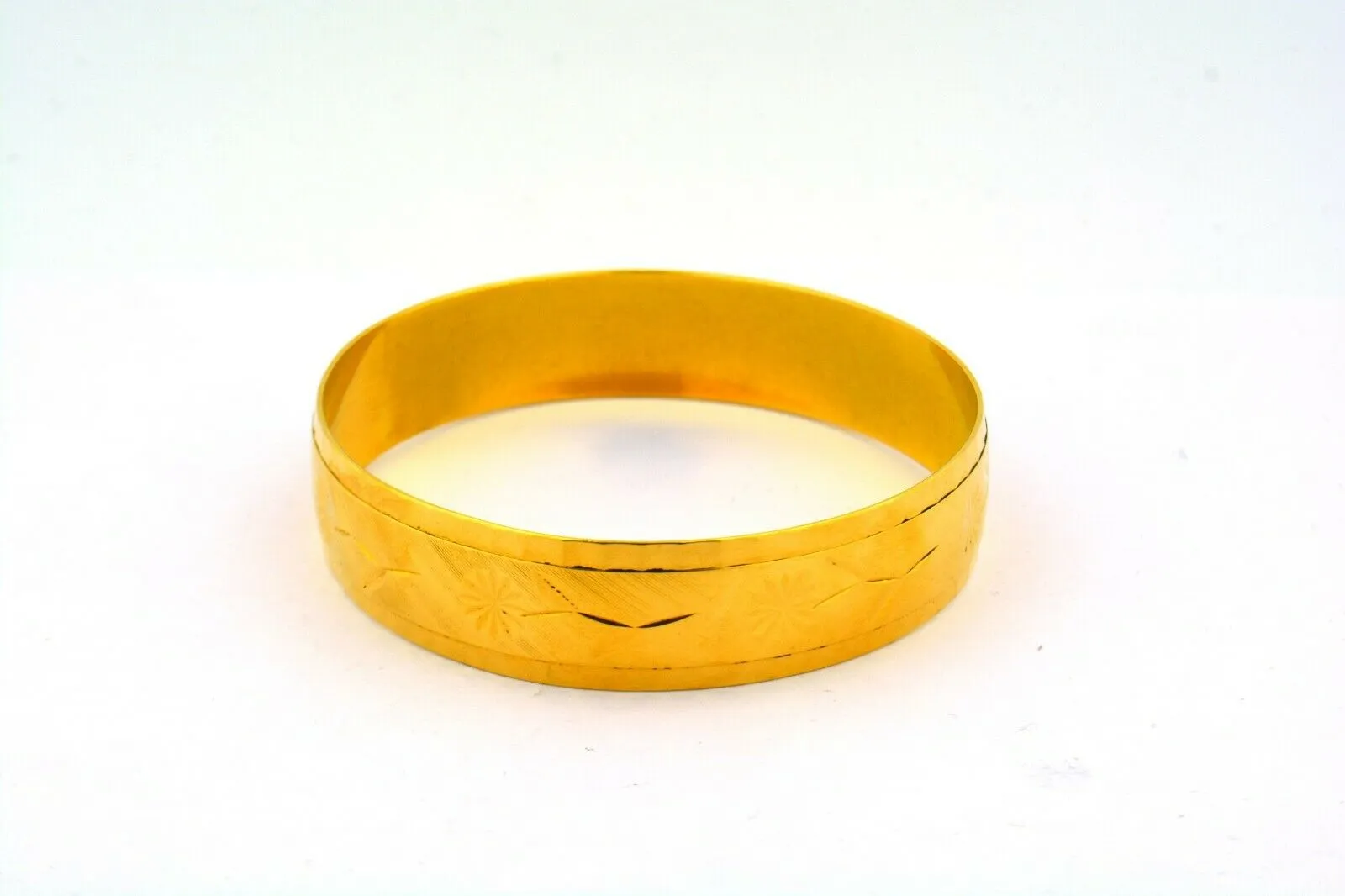 21 Karat Yellow Gold Flower Pattern Bangle Bracelet Solid 31.4g 15mm