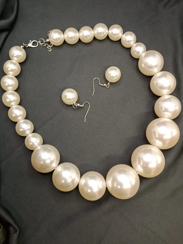 Divine Pearl Necklace With Earrings