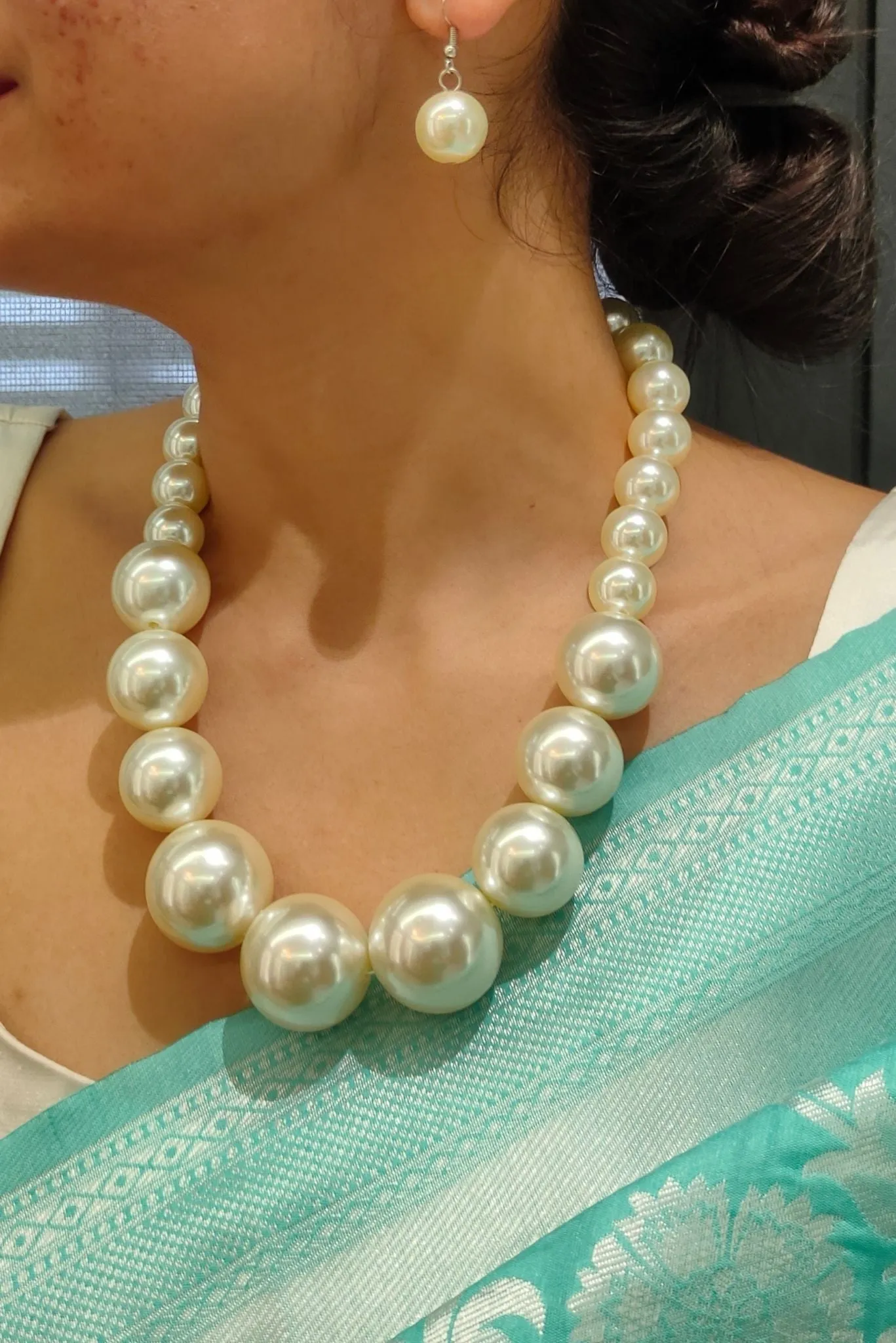 Divine Pearl Necklace With Earrings