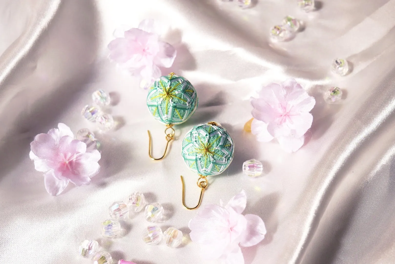 HAReTEMRI FACTORY | Temari Earrings 1.5cm | Sakura Light Green