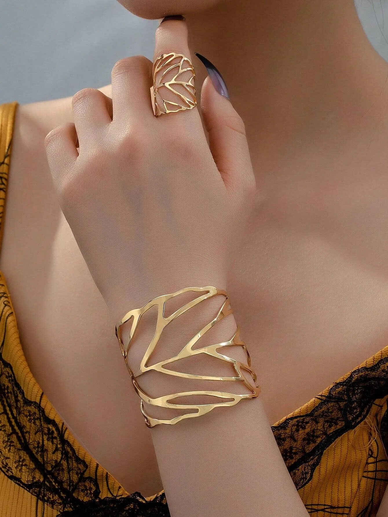 Reriti Leaf Design Bangle and Ring Set - Gold