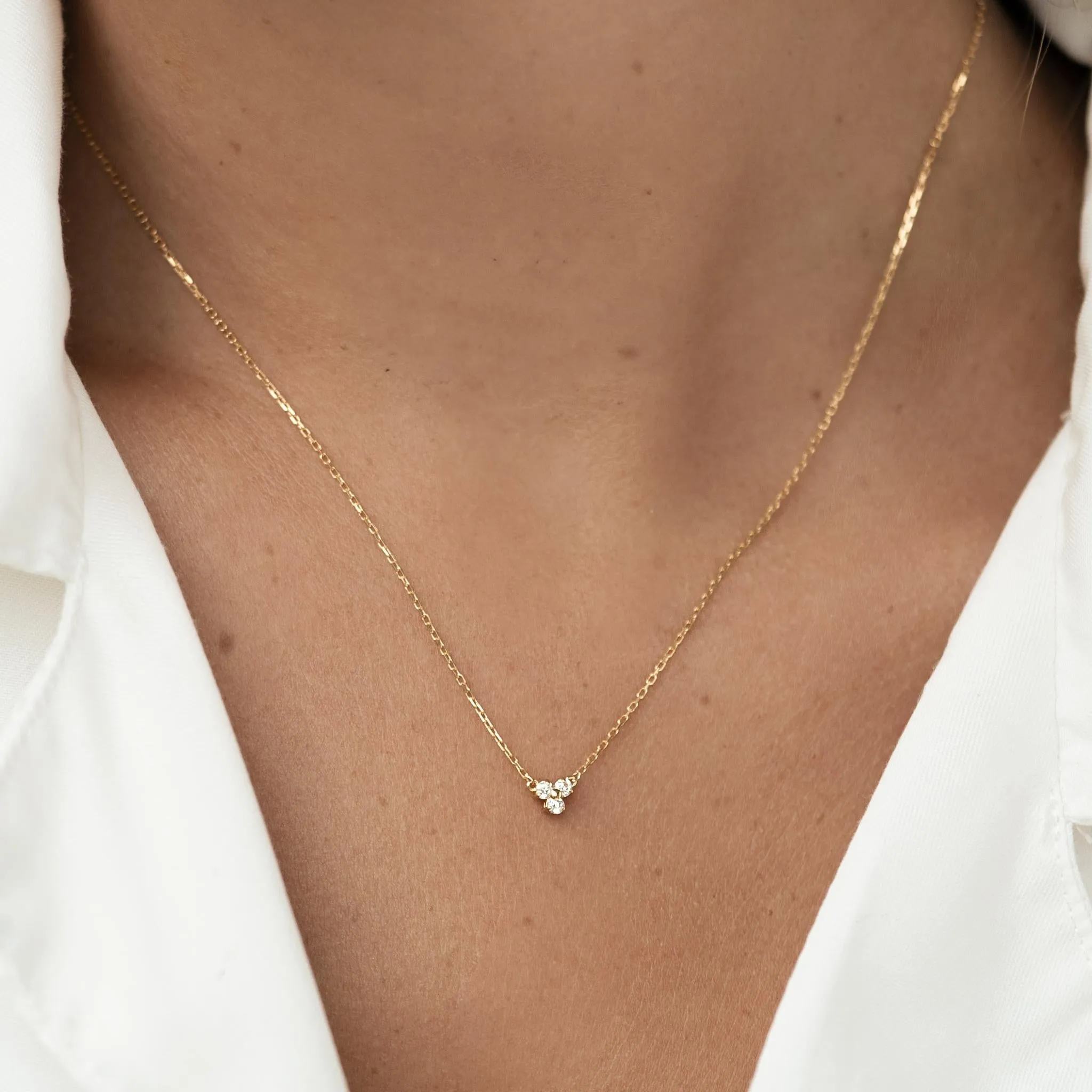 Sure! Heres an optimized title for the e-commerce product:

Elegant Trillium Necklace with Sterling Silver Pendant and Adjustable Chain