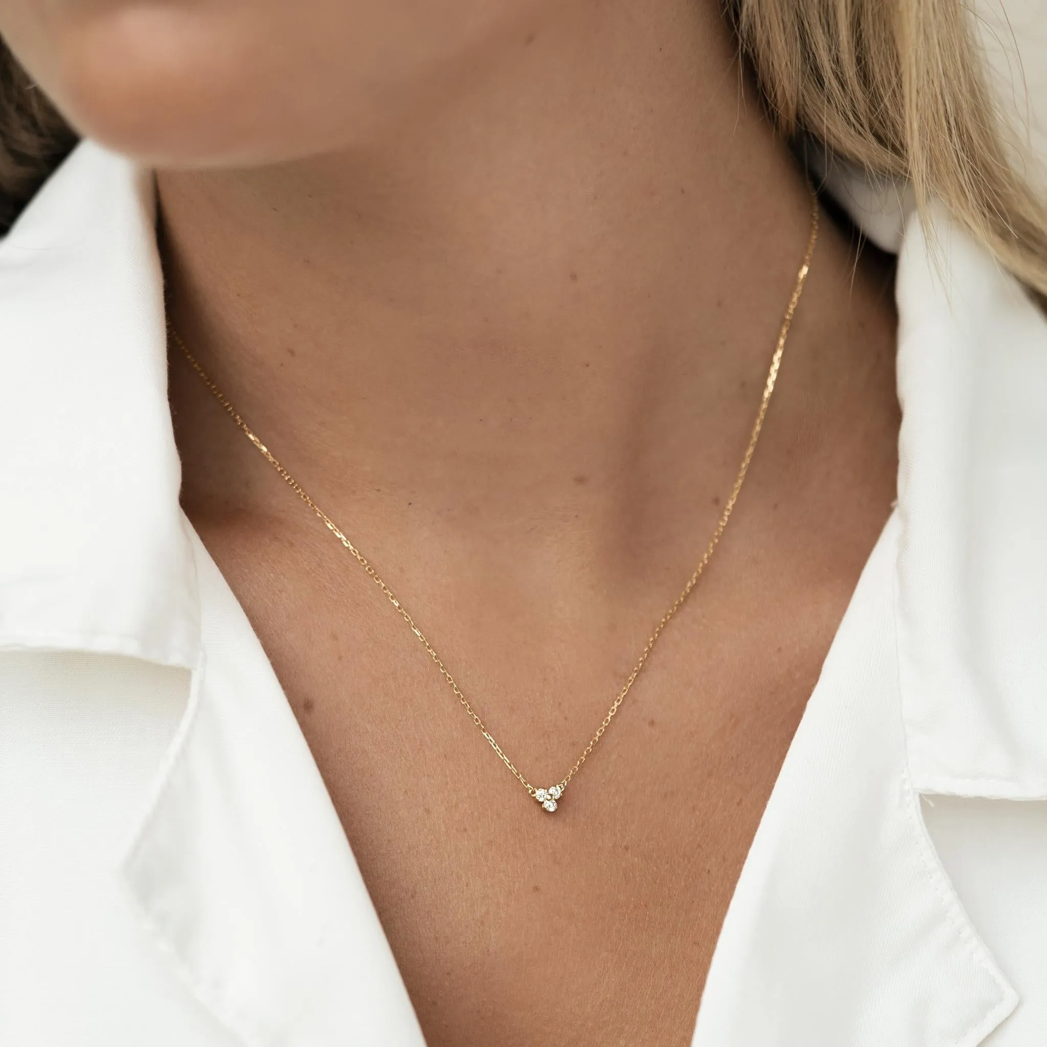 Sure! Heres an optimized title for the e-commerce product:

Elegant Trillium Necklace with Sterling Silver Pendant and Adjustable Chain