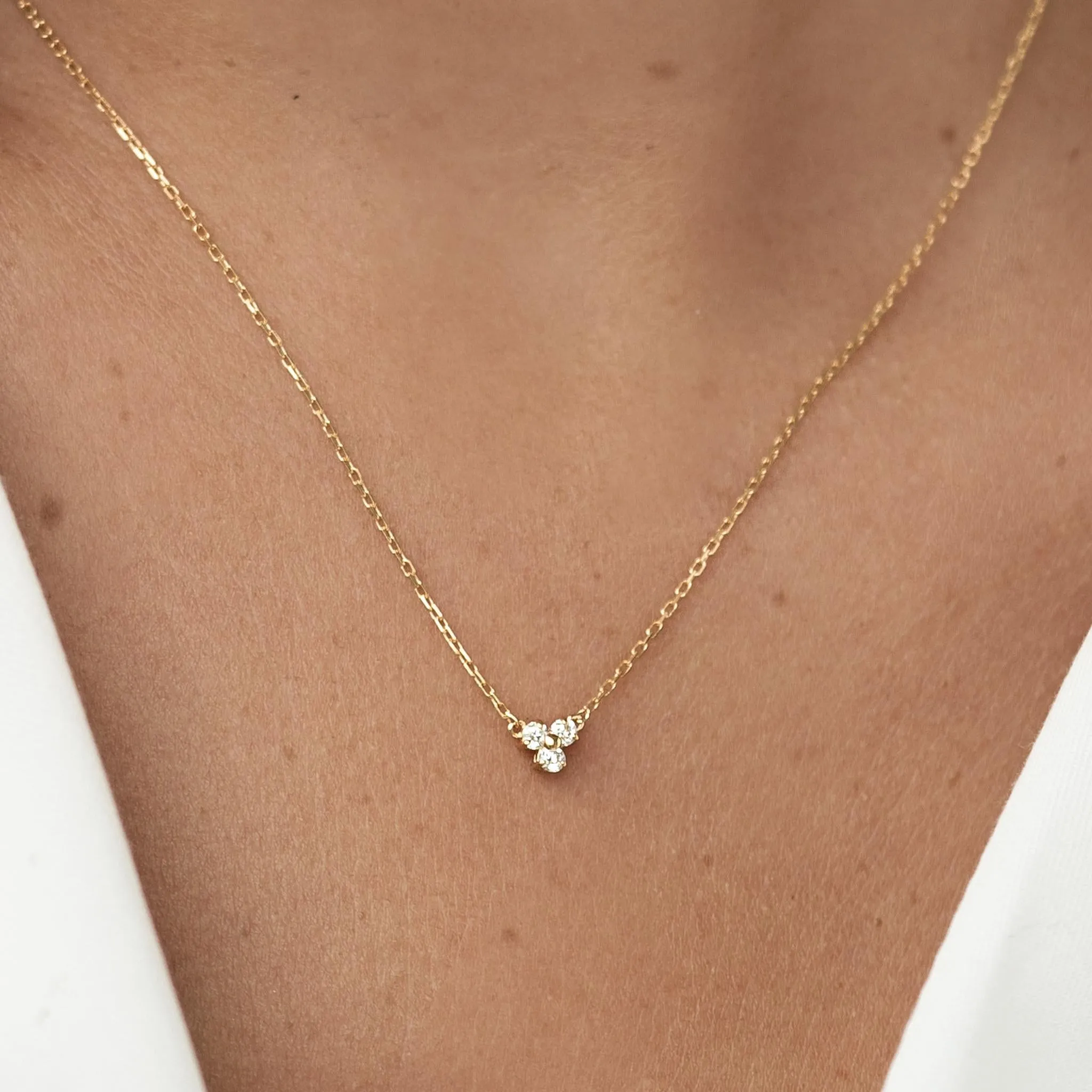 Sure! Heres an optimized title for the e-commerce product:

Elegant Trillium Necklace with Sterling Silver Pendant and Adjustable Chain